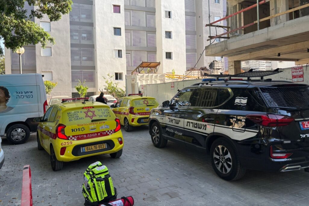 אתר הבנייה בתל אביב בו נפל עובד ונפצע בינוני (צילום: מד"א מבצעי)