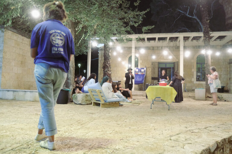 מדריכה בנוער העובד והלומד, וברקע הפרשת חלה (צילום: דוד טברסקי)