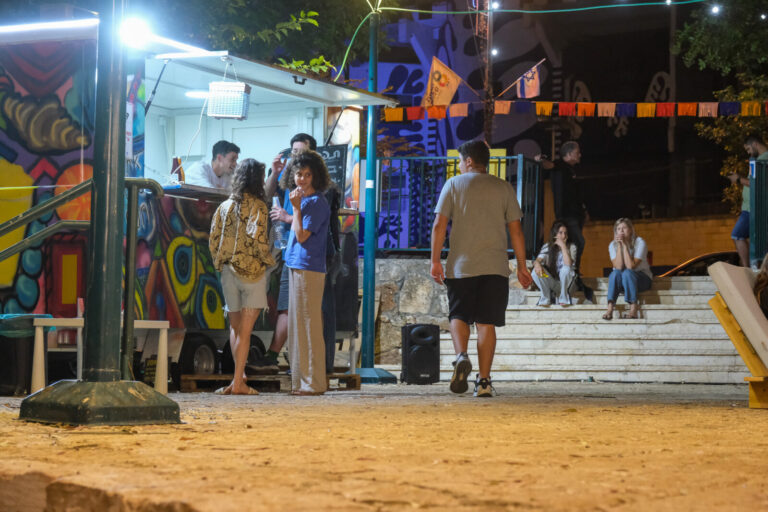 נערות ליד דוכן האוכל (צילום: דוד טברסקי)