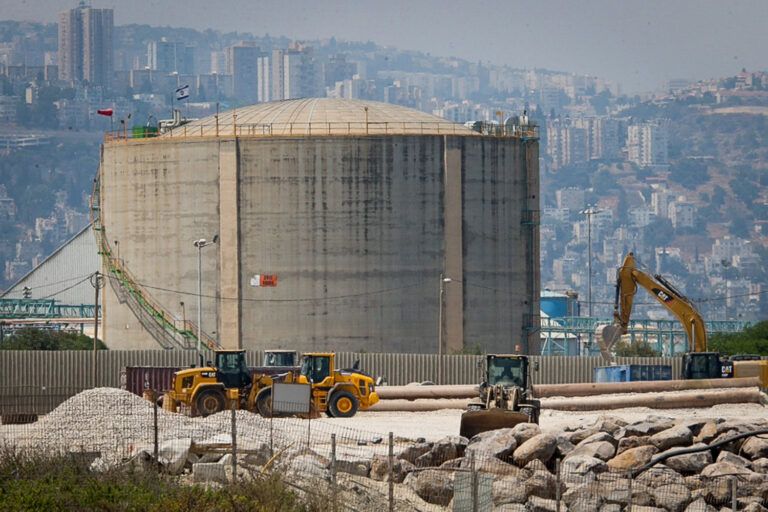 מיכל האמוניה בחיפה. במקרה של דליפה או פיצוץ של מכל אמוניה, אלפים ייהרגו (צילום: פלאש 90)