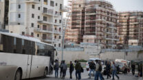 עובדי בנייה פלסטינים עולים לאוטובוס בבית שמש בתום יום עבודתם (צילום ארכיון: הדס פרוש/פלאש90)