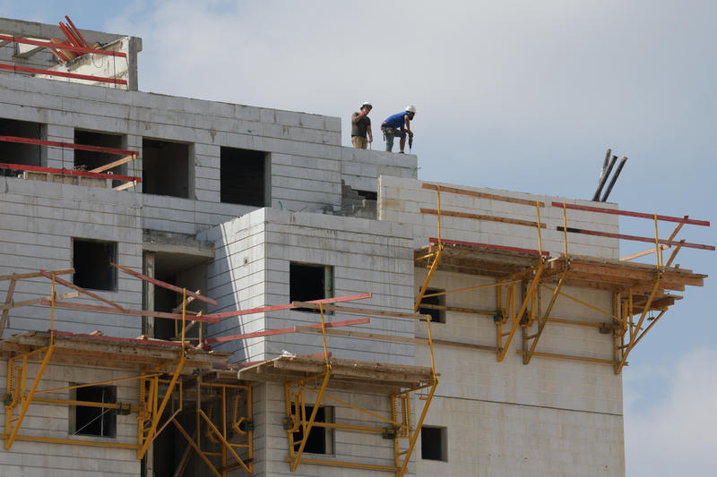 עבודות באתר בנייה. לאתר הבנייה ולמצולמים אין קשר לכתבה (צילום ארכיון: גילי יערי/פלאש90)