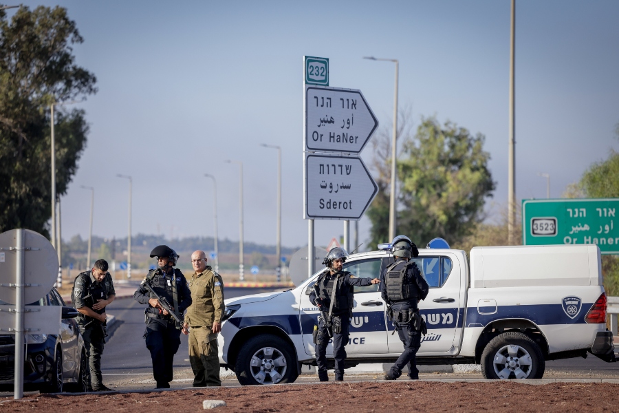 כוחות המשטרה והצבא סמוך לקיבוץ אור הנר שבעוטף עזה ב-7 באוקטובר 2023 (צילום: נתי שוחט/פלאש90) כוחות המשטרה והצבא סמוך לקיבוץ אור הנר שבעוטף עזה ב-7 באוקטובר 2023 (צילום: נתי שוחט/פלאש90)