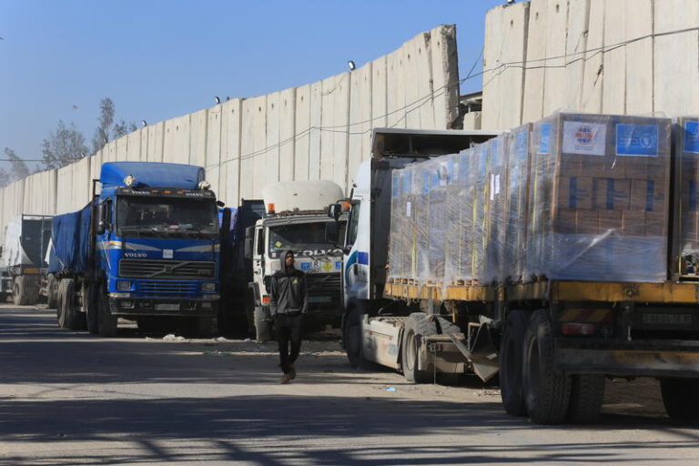 משאיות סיוע בצד הפלסטיני של מעבר כרם שלום, 17 בפברואר 2024 (צילום: עבד רחים ח'טיב/פלאש90)