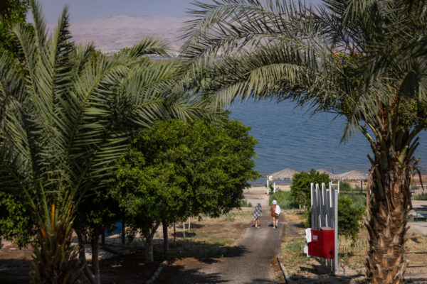 אנשים מבלים ביום שמשי בים המלח (צילום: חיים גולדברג/ פלאש 90)