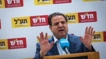 איימן עודה בישיבת סיעת חד"ש תע"ל בכנסת (צילום ארכיון: יונתן זינדל / פלאש 90)