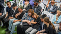 משפחתו של סמ"ר משה שמואל נול ז"ל בהלוויה (צילום: חיים גולדברג/פלאש90)