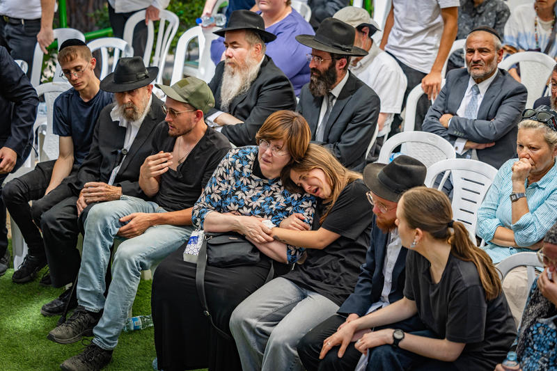 משפחתו של סמ"ר משה שמואל נול ז"ל בהלוויה (צילום: חיים גולדברג/פלאש90) משפחתו של סמ"ר משה שמואל נול ז"ל בהלוויה (צילום: חיים גולדברג/פלאש90)