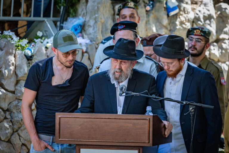 הרב דוד נול, אביו של סמ"ר משה שמואל נול ז"ל בהלוויית בנו (צילום: חיים גולדברג/פלאש90)