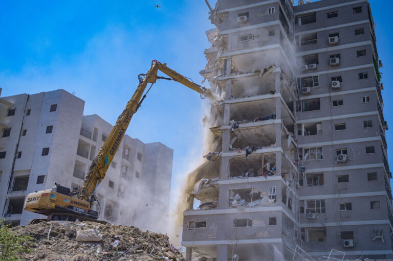 זירת ההרס בבת ים לאחר פגיעת הטיל האיראני במהלך מבצע עם כלביא (צילום: אבשלום ששוני/ פלאש 90)