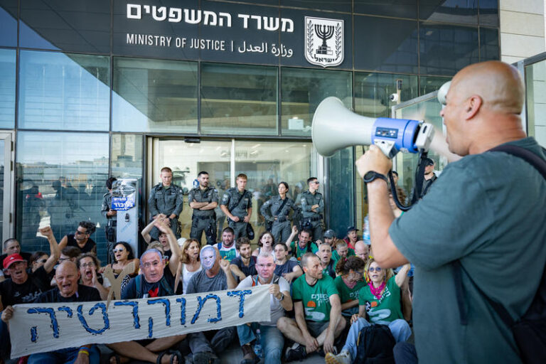 מפגינים חוסמים את הכניסה למשרד המשפטים בירושלים במחאה על הכוונה לפטר את היועמ״שית (צילום: נועם רבקין פלטון/ פלאש90)