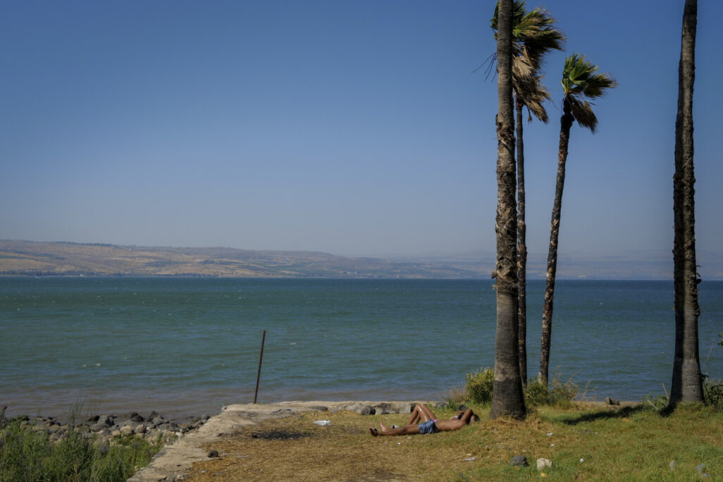 ישראלים מבלים על ימת הכנרת (צילום: מיכאל גלעדי/ פלאש 90)