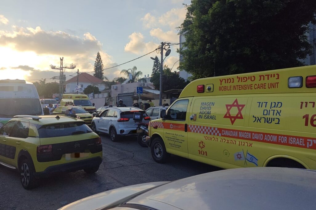 הזירה בה אותרה פעוטה במצב אנוש ברכב בחדרה (צילום: דוברות מד״א) הזירה בה אותרה פעוטה במצב אנוש ברכב בחדרה (צילום: דוברות מד״א)