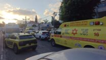 הזירה בה אותרה פעוטה במצב אנוש ברכב בחדרה (צילום: דוברות מד״א)