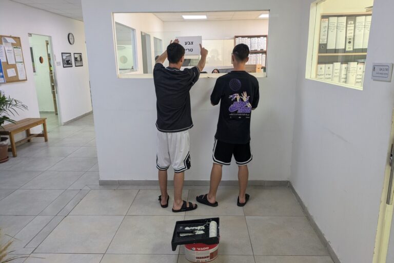 בני נוער צובעים קירות באגף ההנדסה (צילום: ניצן צבי כהן)