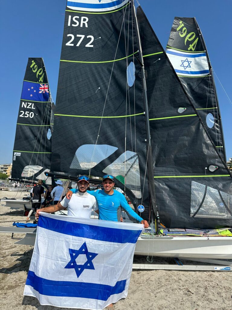 שני השייטים על רקע הסירה (צילום: איגוד השייט בישראל)