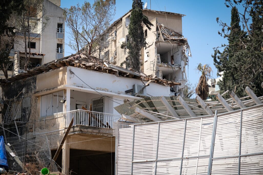 נזק מפגיעת טיל איראני בחולון (צילום: דוד טברסקי)
