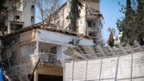 נזק מפגיעת טיל איראני בחולון (צילום: דוד טברסקי)