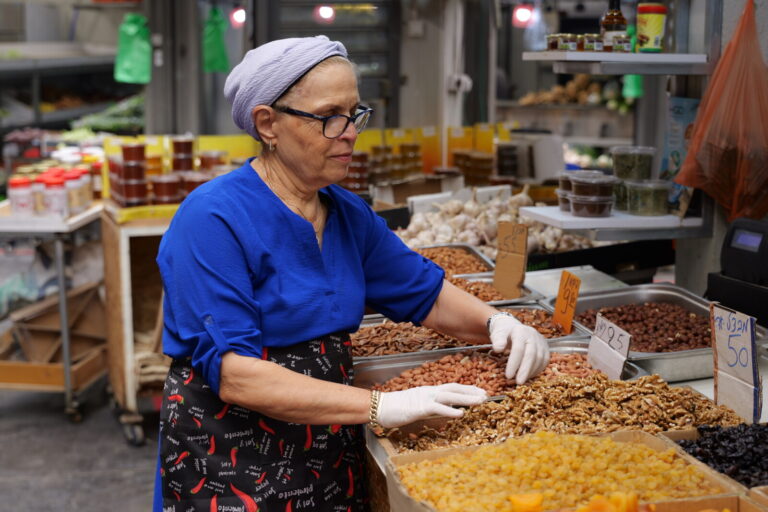 מוכרת אגוזים ופירות יבשים (צילום: אולפני רחובות)