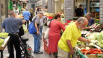 קונים בשוק רחובות (צילום: אולפני רחובות)