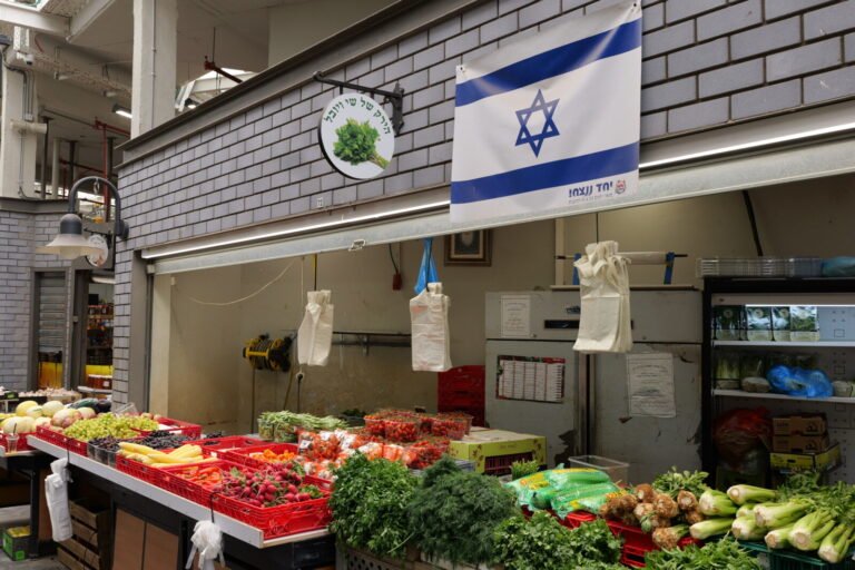 דגל ישראל על דוכן (צילום: אולפני רחובות)