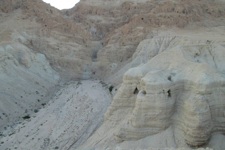 נחל קומראן ומערות קומראן (צילום: דר' אבישי טייכר, מתוך אתר פיקיויקי)