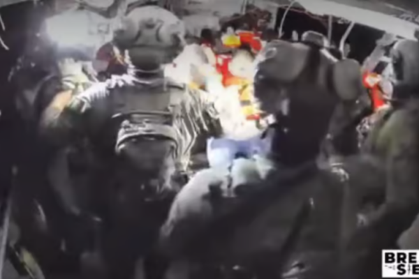 לוחמי השייטת משתלטים על הספינה "חנדלה" בדרכה לרצועת עזה (צילום מסך)