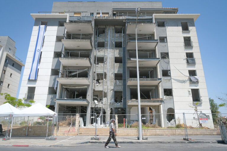 נקודת הפגיעה בשכונת רמות בבאר שבע (צילום: דוד טברסקי)