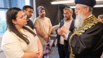 הרב יוסף לצד בני משפחות החטופים מירי בן עמי, יותם כהן ולירן ברמן (צילום: אוריאל אבן ספיר)