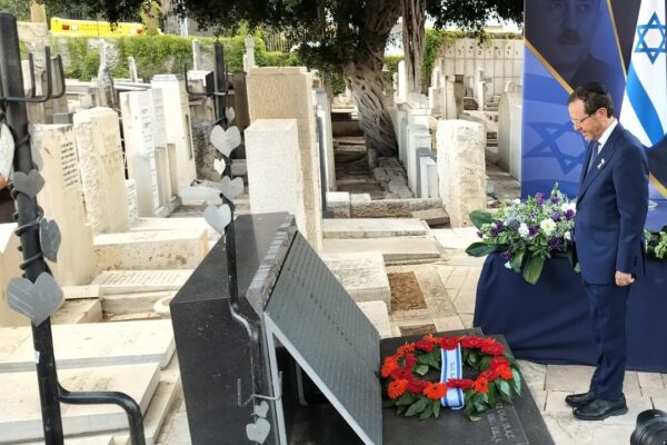 נשיא המדינה יצחק הרצוג בטקס הממלכתי לציון שישים שנה למותו של ראש הממשלה השני, משה שרת (צילום: העמותה למורשת משה שרת)
