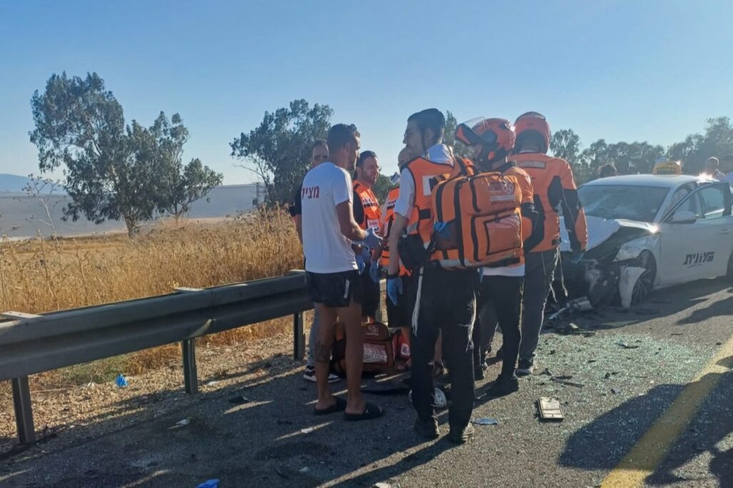 זירת תאונת הדרכים הקטלנית בכביש 77 ׁסמוך לטבריה (צילום: דוברות איחוד הצלה)