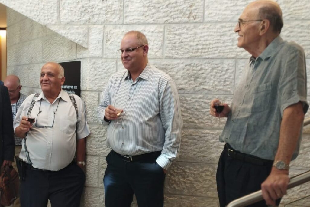 יו"ר מרכז CIMI היוצא ארנון מנטבר, ממלא מקום היו"ר ארנון איקן והיו"ר הנכנס פיני אביבי (צילום: CIMI) יו"ר מרכז CIMI היוצא ארנון מנטבר, ממלא מקום היו"ר ארנון איקן והיו"ר הנכנס פיני אביבי (צילום: CIMI)