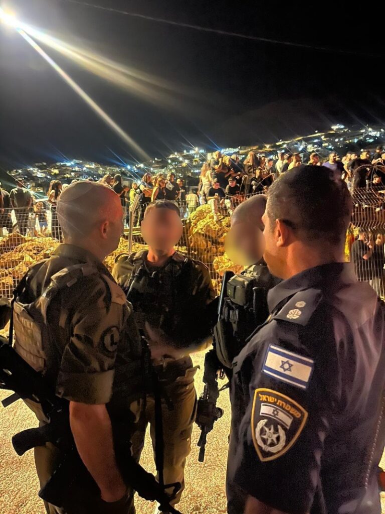 מפקד אוגדה 210, תת-אלוף יאיר פלאי, מפקד מחוז כינרת במשטרה שלומי טובול ומפקדים נוספים במרחב מג'דל שמס (צילום: דובר צה"ל)