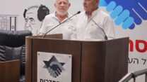 יו"ר הסתדרות הגמלאים שמוליק מזרחי (מימין) ומנכ"ל הארגון אפרים קורן (צילום: צביקה רז)
