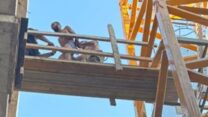 המחבל שביצע את הפיגוע סמוך לכפר יונה, על עגורן באתר הבנייה (צילום: משרד העבודה)