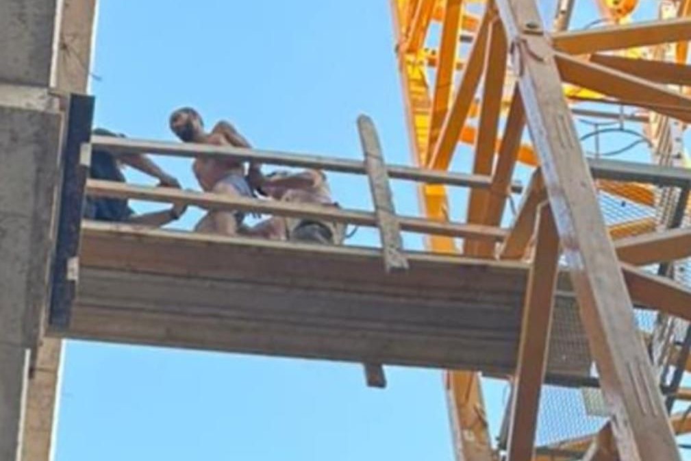 המחבל שביצע את הפיגוע סמוך לכפר יונה, על עגורן באתר הבנייה (צילום: משרד העבודה)