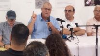יו"ר ועדת המעקב של הציבור הערבי מוחמד ברכה נושא דברים בהכרזה על שביתת הרעב (צילום: יניב שרון)