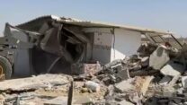 הריסות בתים באל-באטל ליד רהט (צילום: סולימאן אל-זיאדנה)