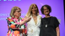 יו"ר נעמת חגית פאר (במרכז) לצד ד"ר שושן הרן (מימין), אגרונומית בת קיבוץ בארי, שנחטפה לעזה ב־7 באוקטובר יחד עם בתה, חתנה ושתי נכדותיה, בעוד בעלה נרצח בממ"ד ביתם. לשמאלה של פאר: פרופ' שוש ארד, יו"ר ועדת מענקי המחקר של נעמת במדעים (צילום: נעמת)
