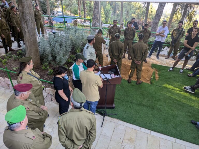 האם והאחות סופדות לעמר (צילום: ניצן צבי כהן)