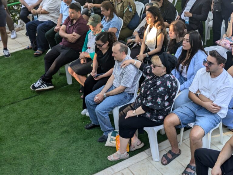 משפחתו של עמר ז"ל בהלוויתו (צילום: ניצן צבי כהן) 