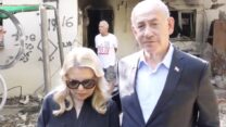 ראש הממשלה בנימין נתניהו ורעייתו שרה בביקור בניר עוז (צילום: לע״מ)