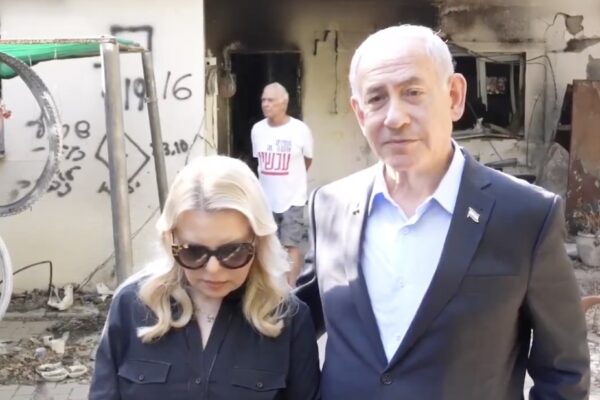 ראש הממשלה בנימין נתניהו ורעייתו שרה בביקור בניר עוז (צילום: לע״מ)