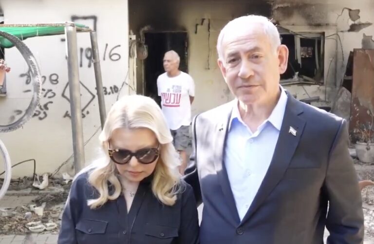 ראש הממשלה בנימין נתניהו ורעייתו שרה בביקור בניר עוז (צילום: לע״מ)