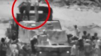 מחבלים חמאס בוזזים סיוע הומניטרי שהכונס לרצועת עזה (קרדיט: דובר צה"ל)