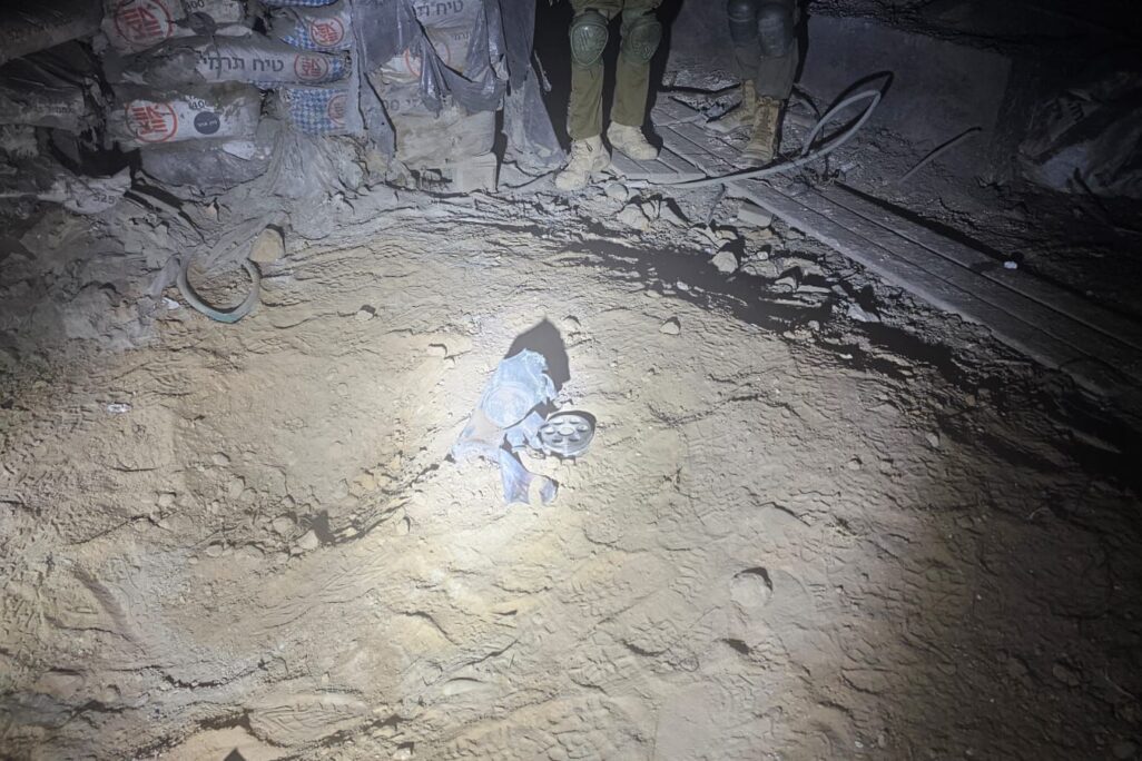 הרקטה שפגעה בשכונת הצעירים של קיבוץ נירים (צילום: דוברות אשכול) הרקטה שפגעה בשכונת הצעירים של קיבוץ נירים (צילום: דוברות אשכול)