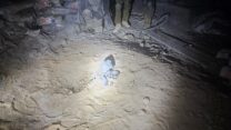 הרקטה שפגעה בשכונת הצעירים של קיבוץ נירים (צילום: דוברות אשכול)