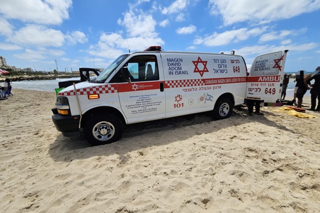 כוחות מד"א בזירת הטביעה באשקלון (צילום: מד"א)