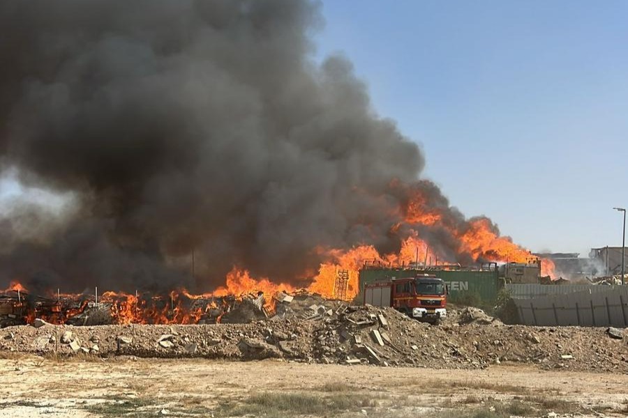 שריפה באזור התעשייה ברהט (צילום: עטוא אבו פאדי) שריפה באזור התעשייה ברהט (צילום: עטוא אבו פאדי)