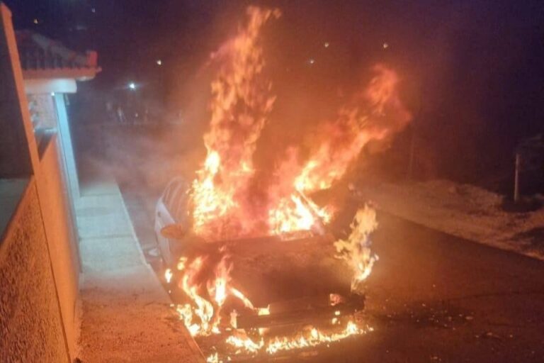 הרכב שהוצת ביישוב הפלסטיני טייבה (צילום: כבאות והצלה)